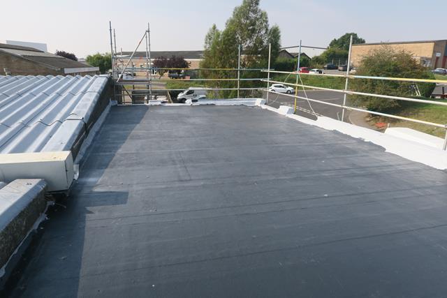 Liquasil DG Rapid installation - flat roof waterproofing in a tin