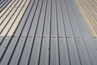 image showing edge peel-back, the strat of cut edge corrosion on a metal roof.