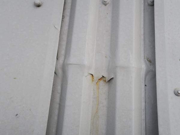 image showing incorrectly prepared and sealed mid-lap on a metal roof coating installation, resulting in trapped moisture and rust-staining
