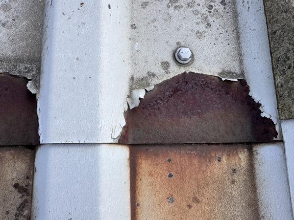 image showing cut edge corrosion at a mid-lap on a steel profiled roof during an inspection by Liquasil Ltd