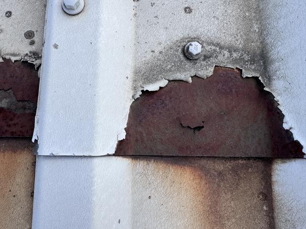 image showing cut edge corrosion at a mid-lap on a steel profiled roof during an inspection by Liquasil Ltd