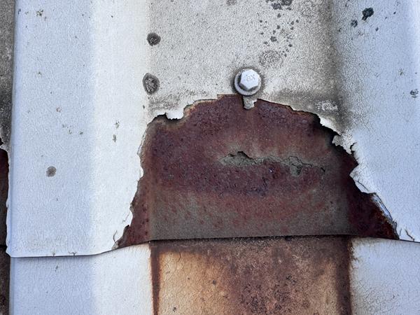 image showing cut edge corrosion at a mid-lap on a steel profiled roof during an inspection by Liquasil Ltd