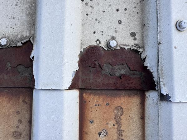 image showing cut edge corrosion at a mid-lap on a steel profiled roof during an inspection by Liquasil Ltd